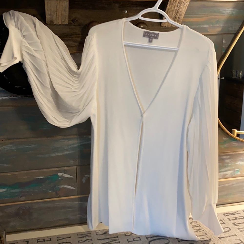 Laura stunning sweater with pearl button closure